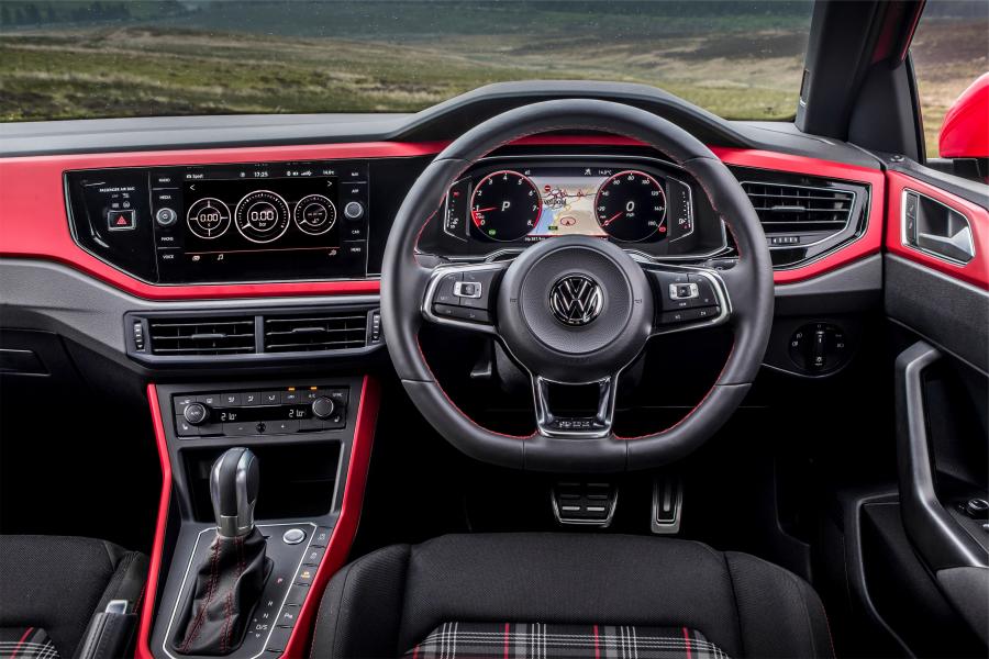 Торпедо Volkswagen Polo GTI 2018 года  (UK) (фото 16 из 35)